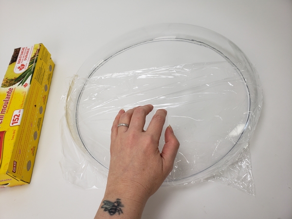 Cover a round shape with plastic wrap