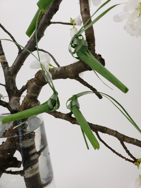 How to weave grasshoppers from foliage