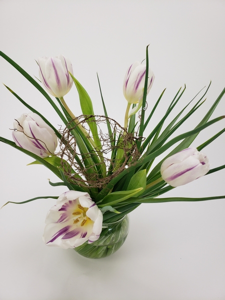 Roots can be used to craft a bird nest for flower arrangements