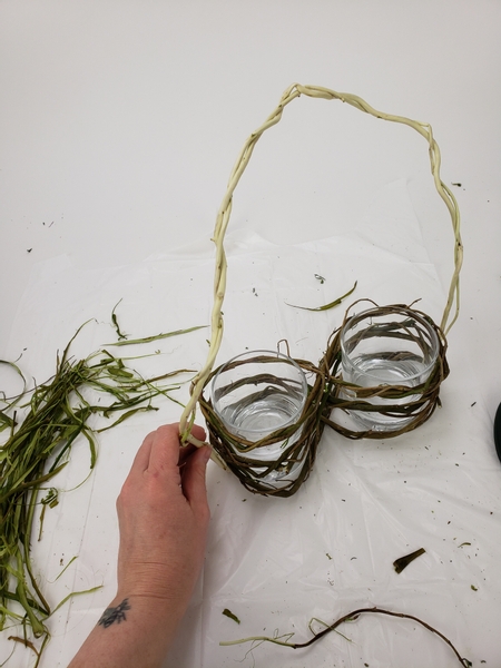 Bend the handle willow rods from the one side to the other over the glasses