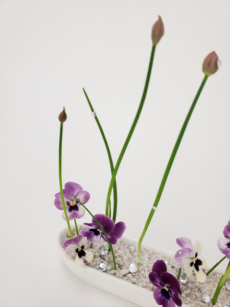 How to keep your flowers upright in a container without using floral foam