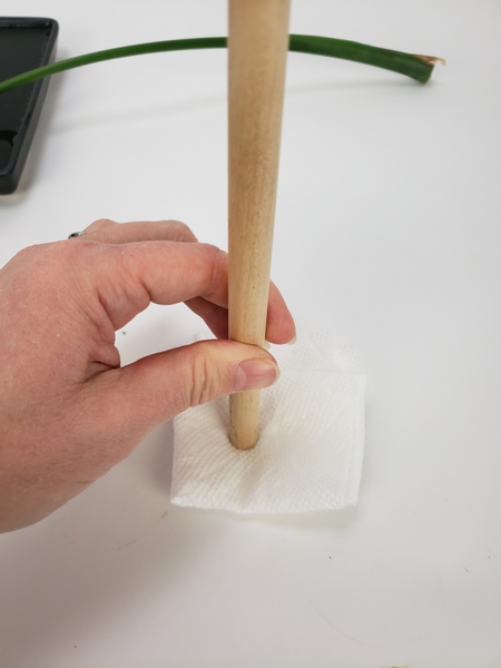 Rest a dowel in the middle of the folded paper towel