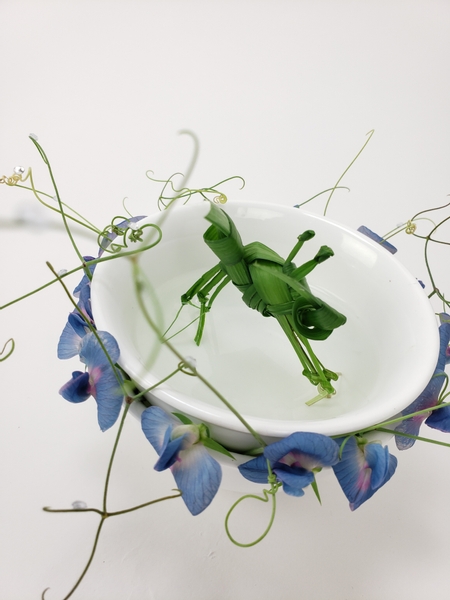 How to fold a crab from grass for floral design