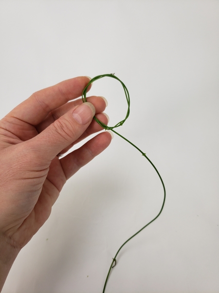 Weave a wreath using the vine tip