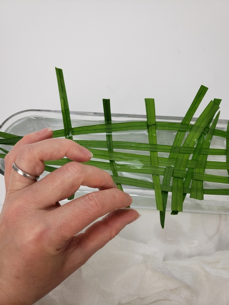 Spread out the woven grass supports to create gaps