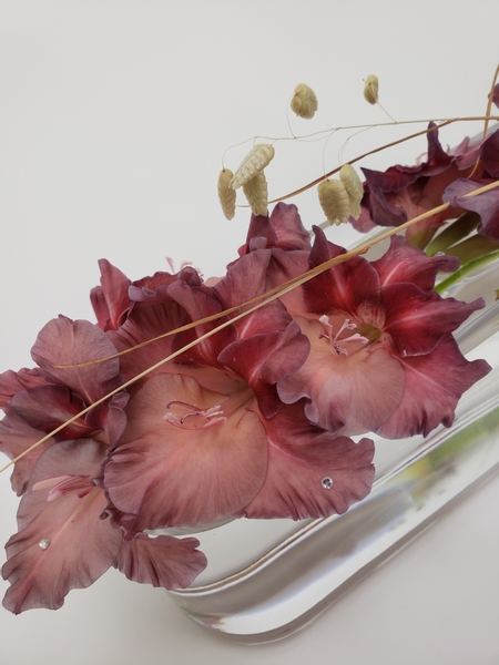 Earl grey gladiolus flowers and dried Quaking Grass flower arrangement diy