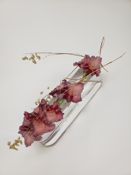 How to arrange Earl grey gladiolus flowers and dried Quaking Grass in an original and contemporary way