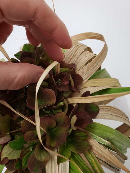 Weave the dangling gladiolus leaves between the flowers