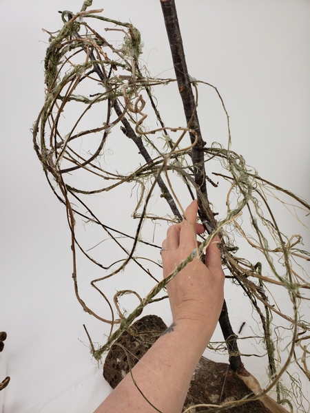 Allow the frame to dry out so that you can cover it with wood chips