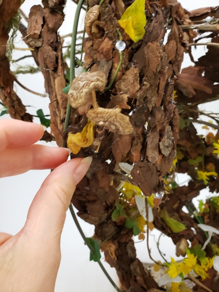 Then glue in a few autumn leaves all over the top of the armature to bring the yellow colour to the top and outside of the armature