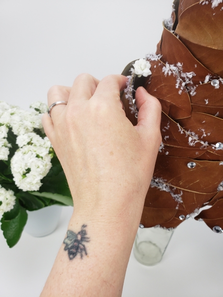 Glue Kalanchoe flowers into the gaps