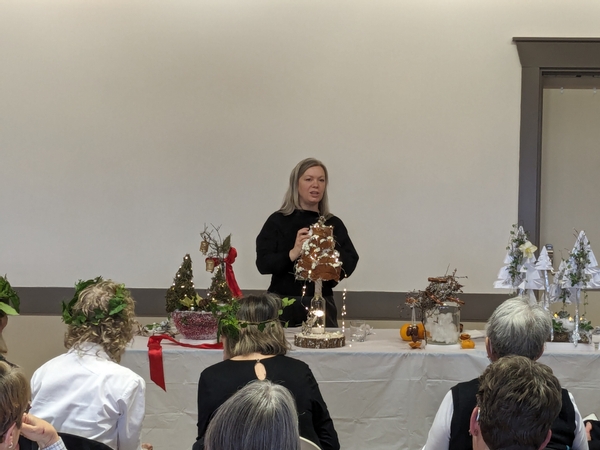 Magnolia Christmas tree demonstration by Christine de Beer