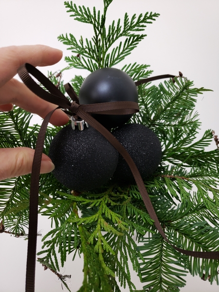 To compliment these amazing black baubles and chocolate brown ribbon