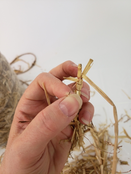 Wind the wire around the straw