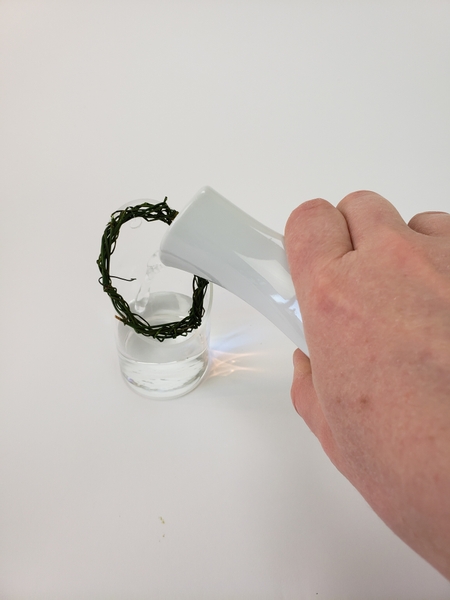 Fill the display container with the wreath in with water