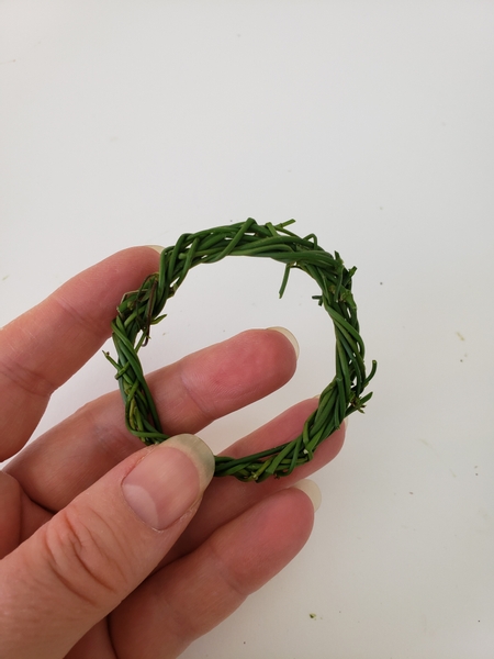 To craft a strong little wreath