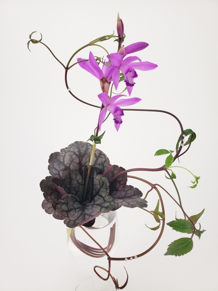 How to take a single flower stem and display it in a wine glass floral arrangement How to take a single flower stem and display it in a wine glass floral arrangement