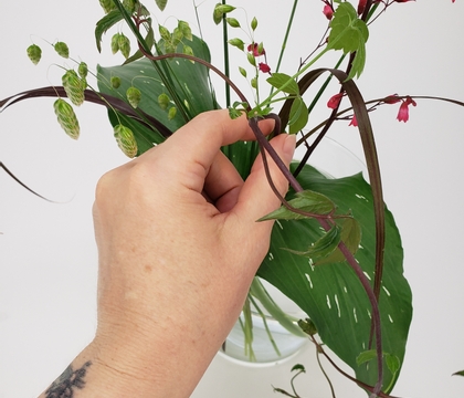 Narrow twin leaf spacer for keeping a tiny stem bouquet upright