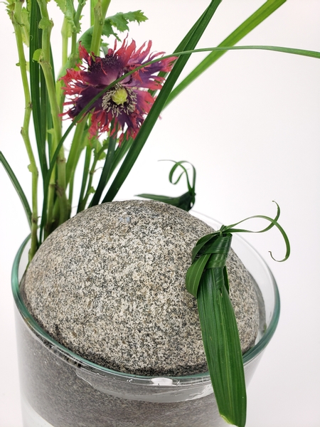 Foam free alternative for flower arrangements using a rock