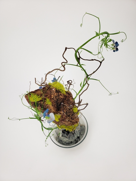 Using natural alternatives as mechanics for flower arrangements