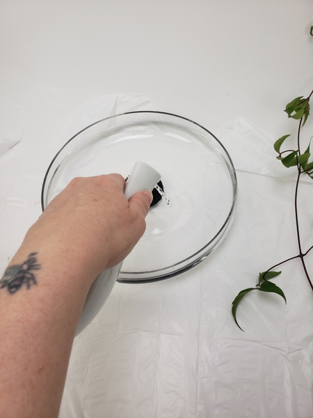 Pour water into a display container to make sure to reach at least halfway up the metal teeth of the kenzan