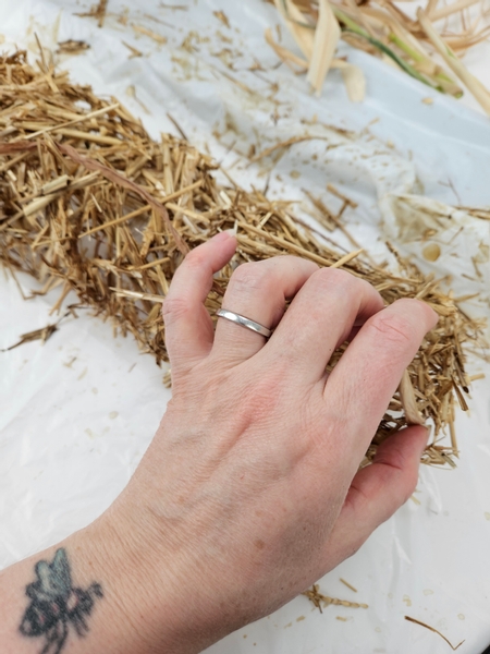 Fold the cut end of the foliage over the edge of the wire shape and glue it with hot glue