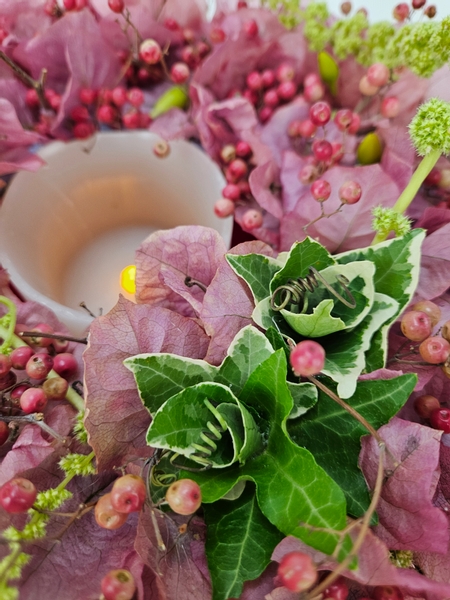 How to make a flower from ivy leaves