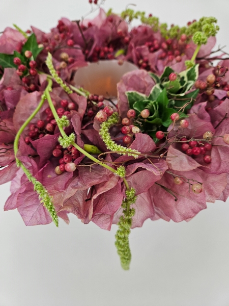 Mixing dried and fresh flowers in one arrangement