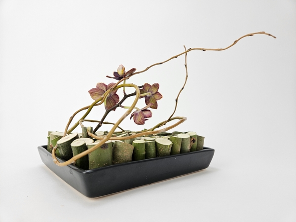 Soft minimal flower arranging using only natural material