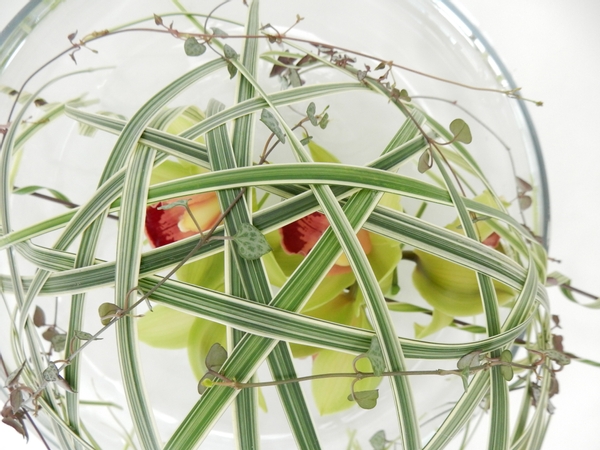 Sustainable and waste free floral arrangement with reusable wire mechanics