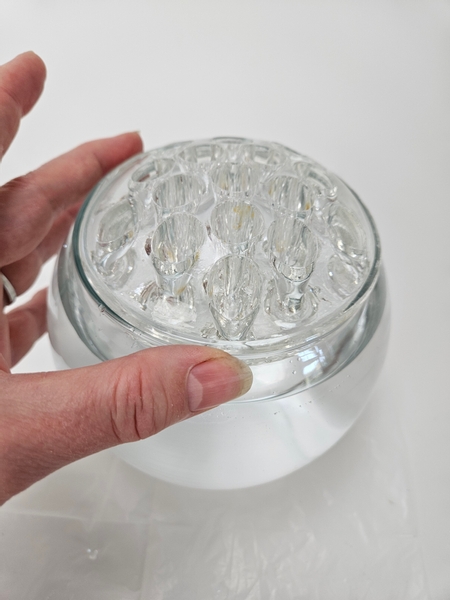 And place a glass frog on the vase And place a glass frog on the vase