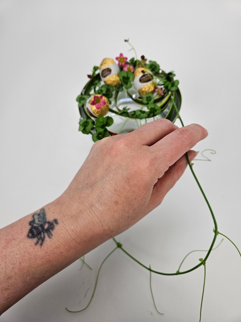 Spiral ripple grass armature that can balance chocolate Easter Eggs