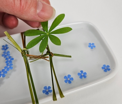 Knot so that your tiny stems don’t roll and your flowers float just so