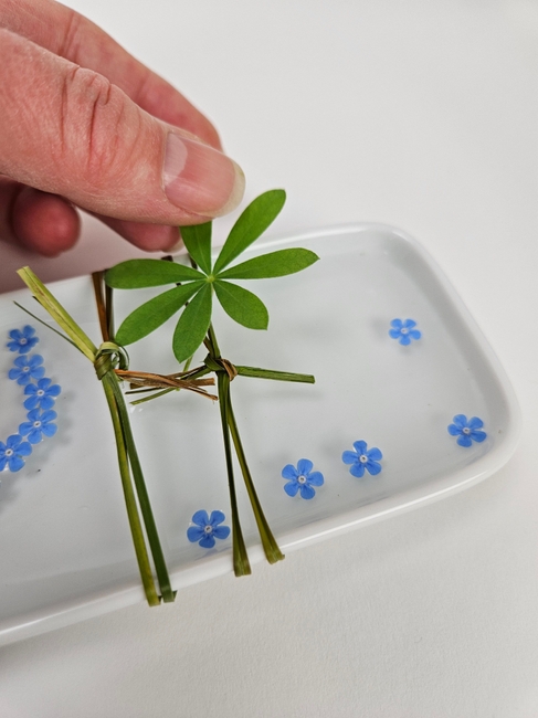 Knot so that your tiny stems don’t roll and your flowers float just so